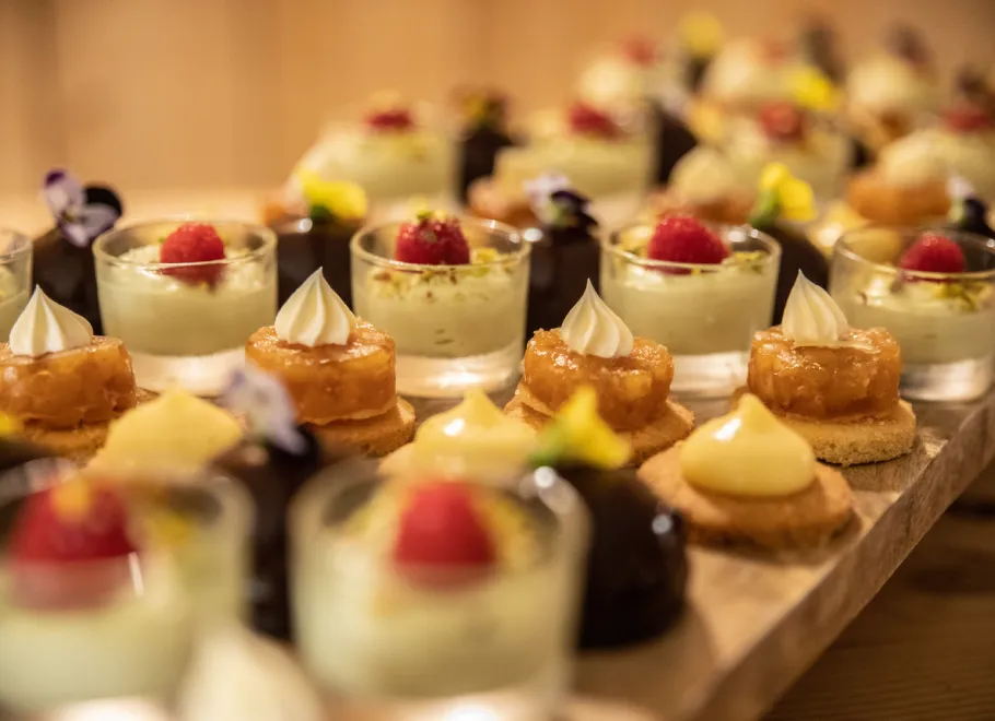 https://leboismartin-perche.fr/wp-content/uploads/2025/02/gateau-mariage.webp